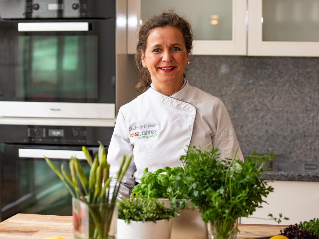 Stefanie Kleiner ist Inhaberin der Kölner Kochschule esswahres in Sülz. Ab sofort bietet die Genuss-Expertin flexible Online-Kochkurse an.