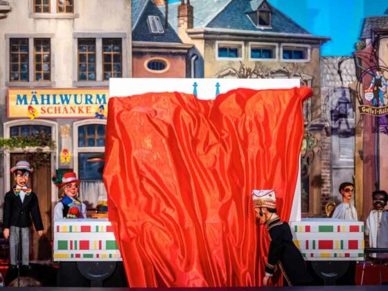 Zum Abschluss der Miniaturversion des Kölner Rosenmontsgazugs 2021 enthüllte Zuglieter Holger Kirsch das Motto der Kölner Karnevalssession 2022.
