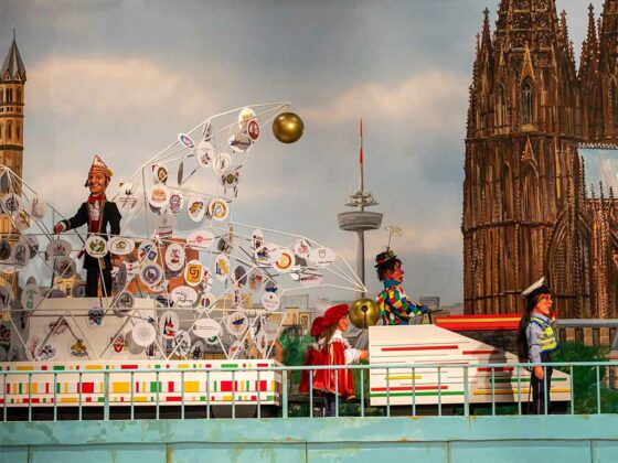 Gemeinsam mit dem legendären Hänneschen Theater veranstaltet das Festkomitte Kölner Karneval den ausgefallensten Rosenmontagszug. Dabei geht es auch auf die Schäl Sick.