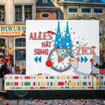 Zugleiter Holger Kirsch (Hänneschen-Puppe) enthüllte das Motto der Kölner Karnevalssession 2022: Alles hät sing Zick