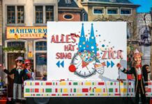 Zugleiter Holger Kirsch (Hänneschen-Puppe) enthüllte das Motto der Kölner Karnevalssession 2022: Alles hät sing Zick