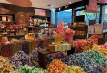 Die Lindt Boutique in Köln bietet Schokoladen-Genuss für Groß und Klein.