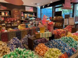 Die Lindt Boutique in Köln bietet Schokoladen-Genuss für Groß und Klein.