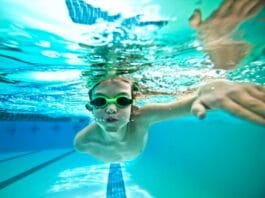 Die Kölner Claudius Therme bietet ab sofort zwei Schwimmkurse für Kinder an.