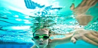 Die Kölner Claudius Therme bietet ab sofort zwei Schwimmkurse für Kinder an.