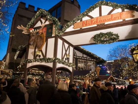 Kölner Weihnachtsmarkt: Das Nikolausdorf auf dem Rudolfplatz