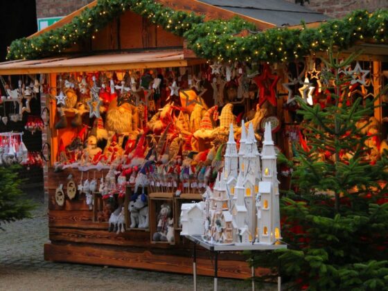 Nunmehr im zehnten Jahr öffnet der Burginnenhof seine Pforten zum Weihnachtsmarkt.