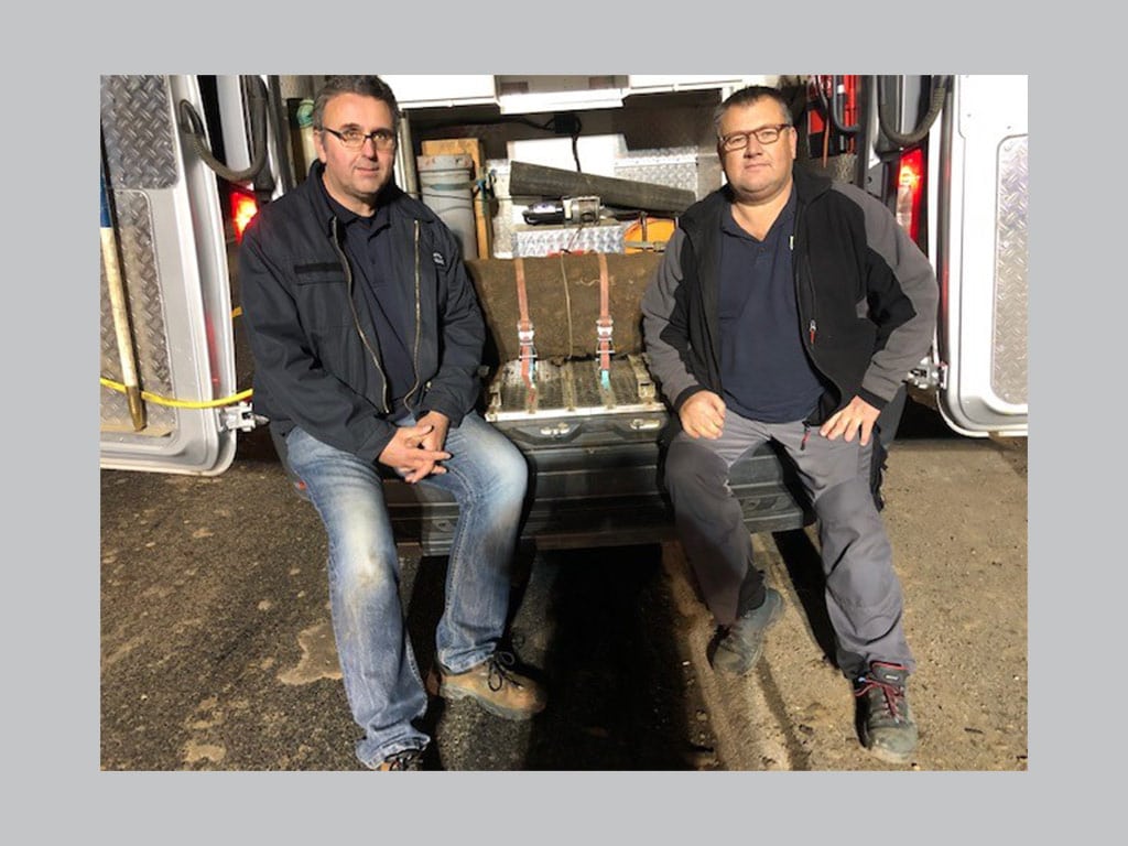 Michael Daenecke (50, links) und Siegfried Konopatzki (55) vom Kampfmittelbeseitigungsdienst der Bezirksregierung Düsseldorf mit dem entschärften Bombenblindgänger.
