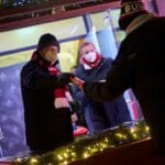 1. FC Köln verteilt Weihnachtsessen vor dem Alten Wartesaal an Bedürftige