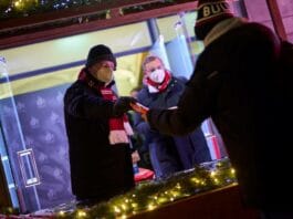 1. FC Köln verteilt Weihnachtsessen vor dem Alten Wartesaal an Bedürftige