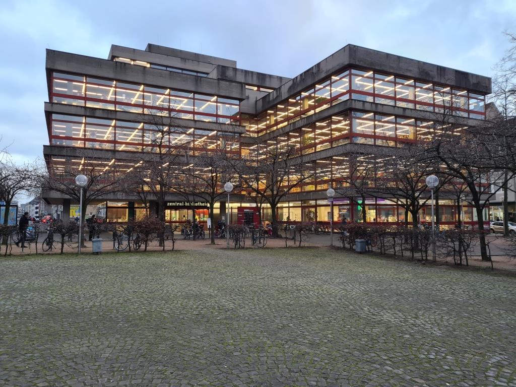 Die Zentralbibliothek der Stadt Köln am Josef-Haubrich-Hof erhält eine Generalsanierung.