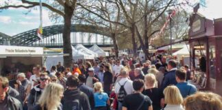 Auf dem Kölner Promenadenfest bieten rund 60 Händler eine Mischung aus typisch kölschen und internationalen Waren und Köstlichkeiten an.