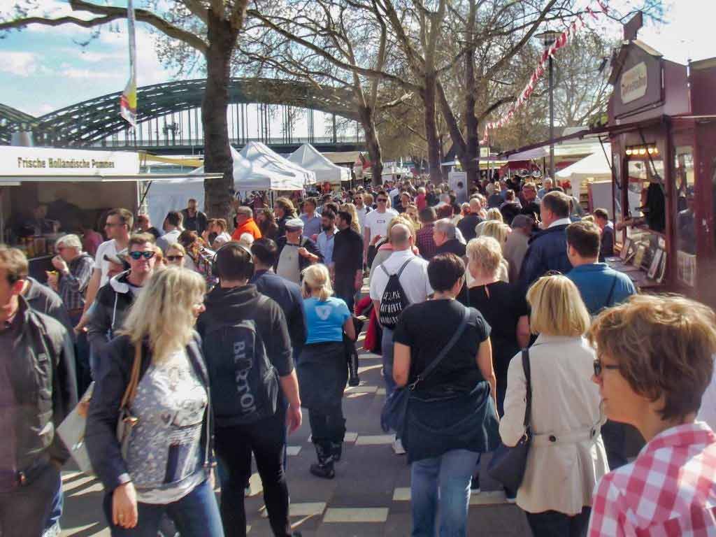 Auf dem Kölner Promenadenfest bieten rund 60 Händler eine Mischung aus typisch kölschen und internationalen Waren und Köstlichkeiten an.