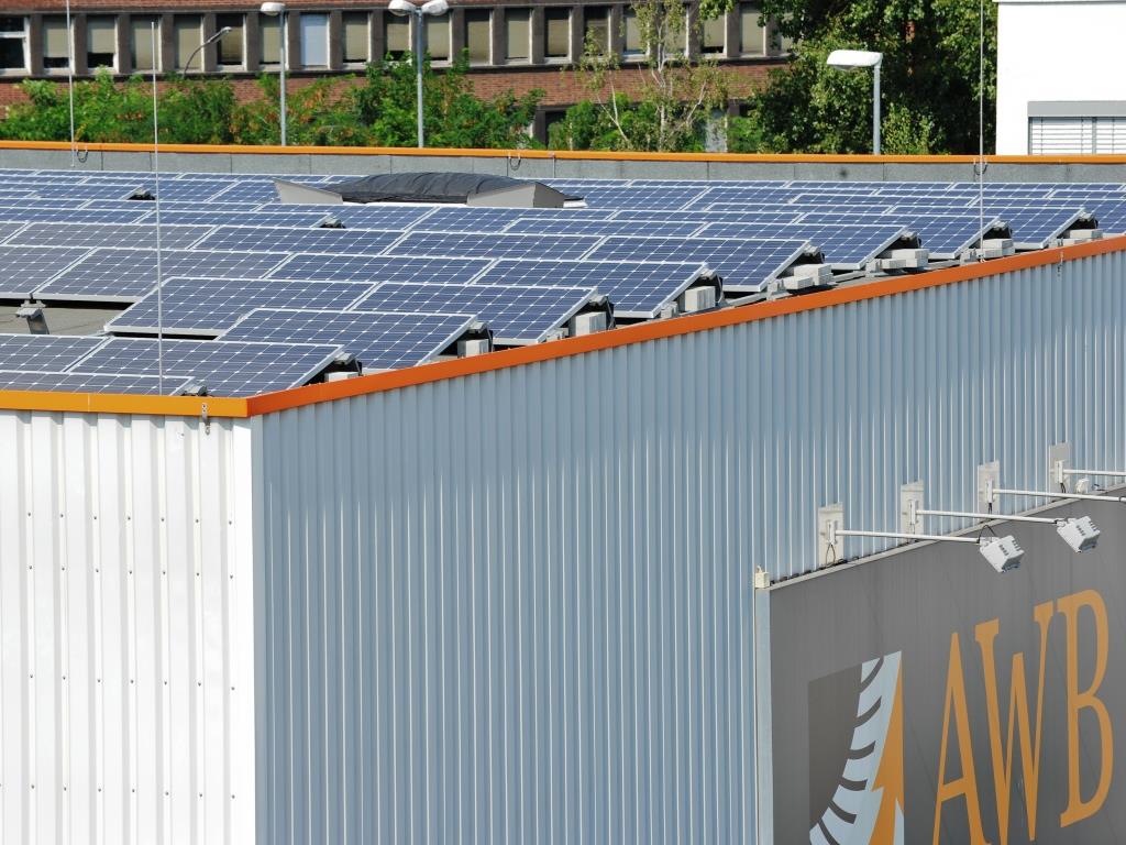 Auch die Abfallwirtschaftsbetriebe Köln GmbH (AWB) betreibt entsprechende Anlagen, zum Beispiel auf dem Dach der Fahrzeughalle am Maarweg.