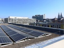 Im Rahmen der Solar-Offensive werden auch auf städtischen Schulen entsprechende Photovoltaik-Panele installiert. Hier eine PV-Anlage auf dem Dach der Königin-Luise-Schule in der Kölner Innenstadt.