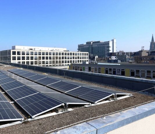 Im Rahmen der Solar-Offensive werden auch auf städtischen Schulen entsprechende Photovoltaik-Panele installiert. Hier eine PV-Anlage auf dem Dach der Königin-Luise-Schule in der Kölner Innenstadt.