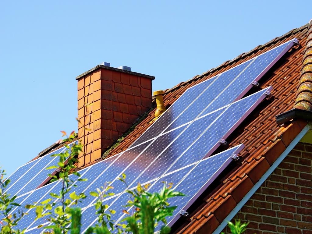 Der selbst erzeugte Strom aus Sonnenenergie kann jederzeit im Bedarfsfall auch im Haushalt verbraucht werden.