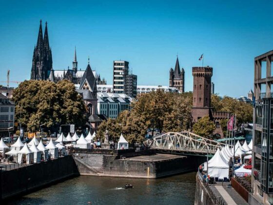 Bereits zum sechsten Mal lädt das Gourmet Festival Köln zum Genussbummel und Verweilen am Rhein ein.