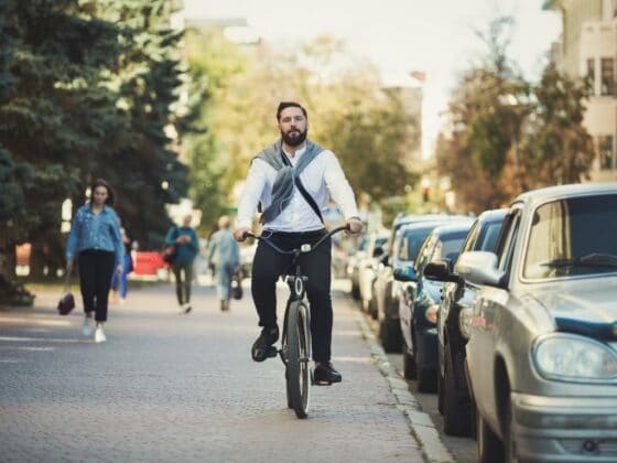 Durch Fahrradfahrer, die verbotenerweise den Gehweg benutzen, kommt es oft zu Konflikten mit Fußgängern.