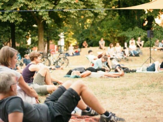 Die HÖRSPIELWIESE KÖLN ist ein kostenloses Open-Air-Festival im Stadtgarten rund um Hörspiele.
