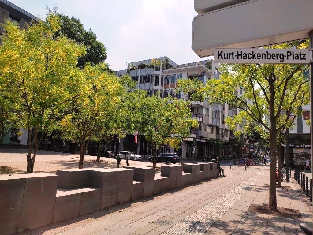 Der Kurt-Hackenberg-Platz wurde nach einem ehemaligen Kulturdezernenten der Stadt Köln benannt.