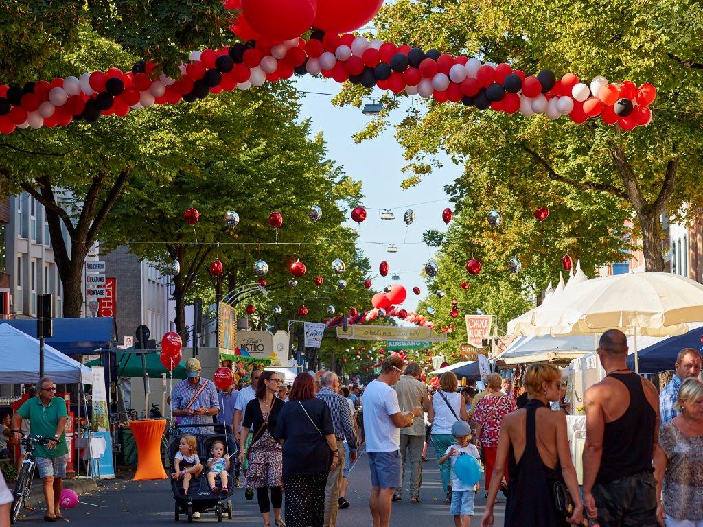 Beim Lindenthaler Sommerfest 2022 laden über 120 Stände lokaler und überregionaler Händler zum Bummeln, Stöbern und Genießen ein.