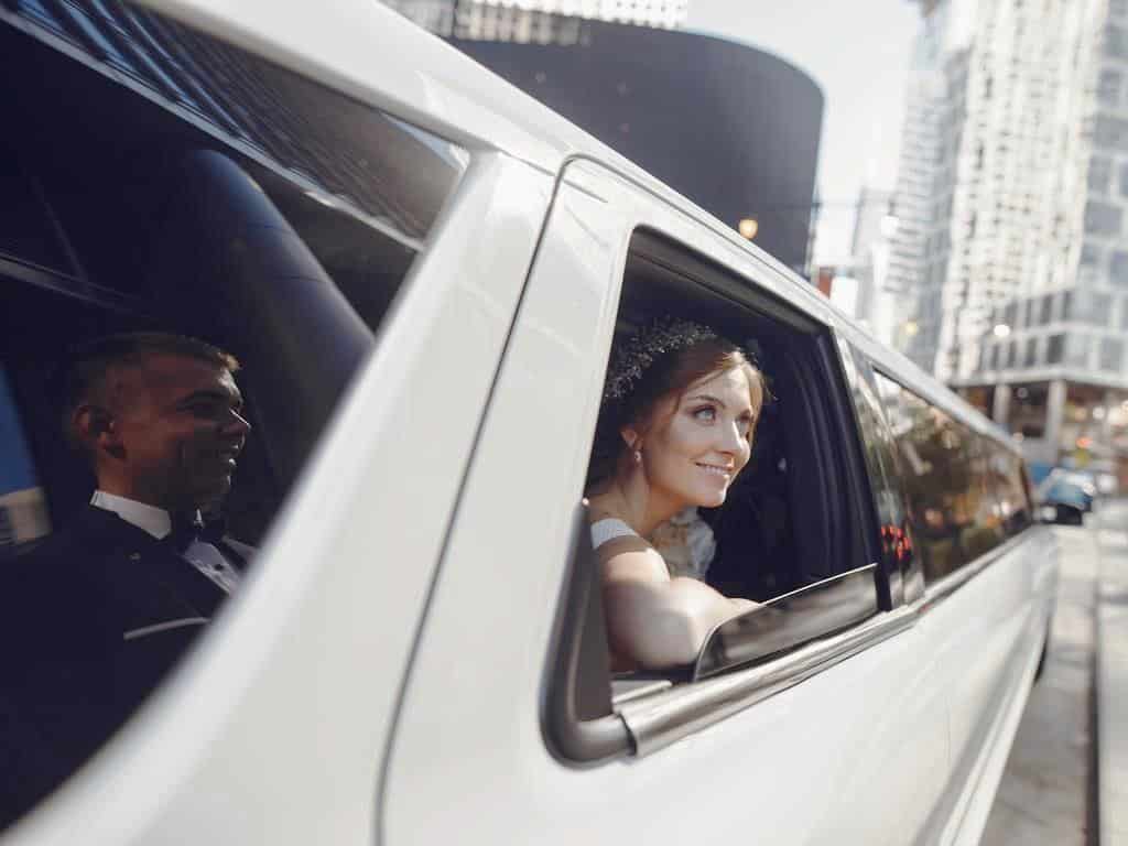 Für viele Brautpaare ein Traum: Mit der Limousine zur Hochzeit