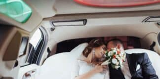Der Traum vieler Paare: mit einer Stretchlimousine zur Trauung oder zur Hochzeitsfeier in Köln fahren.