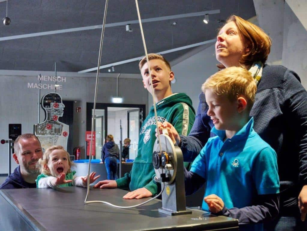 Auf spielerische Art und Weise wird den Besuchern im Erlebnismuseum die Welt der Naturwissenschaften begreifbar gemacht.