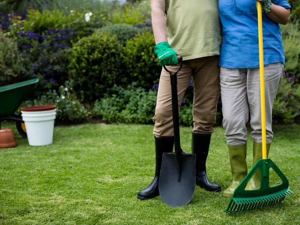 Nach getaner Arbeit im Garten können Spaten, Rechen und vieles mehr ordentlich im Schuppen untergebracht werden.