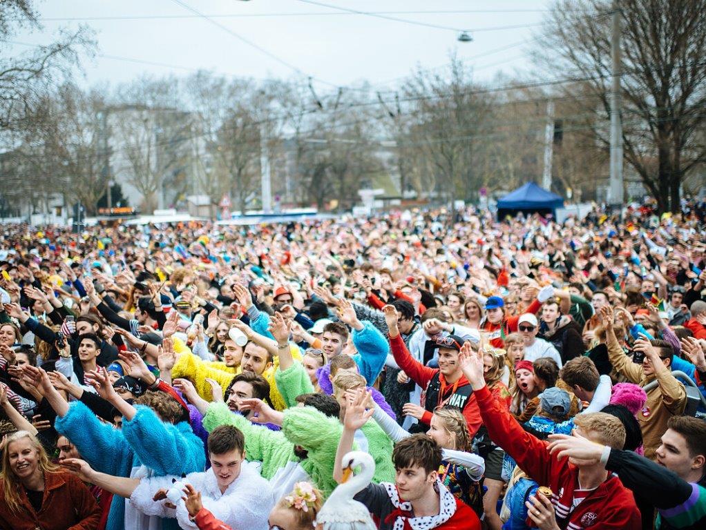 Von Weiberfastnach bis einschließlich Veilchendienstag werden in Köln Hunderttausende Menschen den Höhepunkt der Karnevalssession feiern. (Symbolbild)