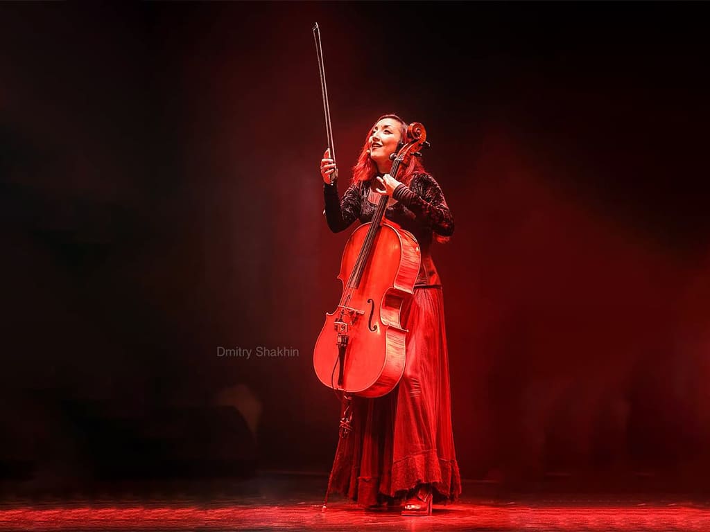 Die griechisch-mongolische Cellistin sowie Performance-Künstlerin Dalai Cellai ist seit 2021 Mitglied des Musikensembles.