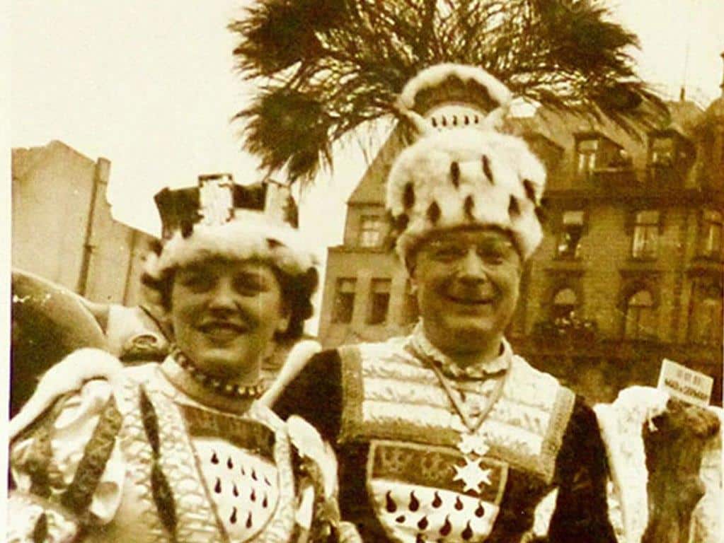 Die Nationalsozialisten sorgten dafür, dass die Jungfrau sowie die Funkemariechen nur noch von Frauen dargestellt wurden. Im Foto: Jungfrau Paula Zapf (l.) mit Bauer Johannes Wiesbaum (r.) im Jahr 1938.