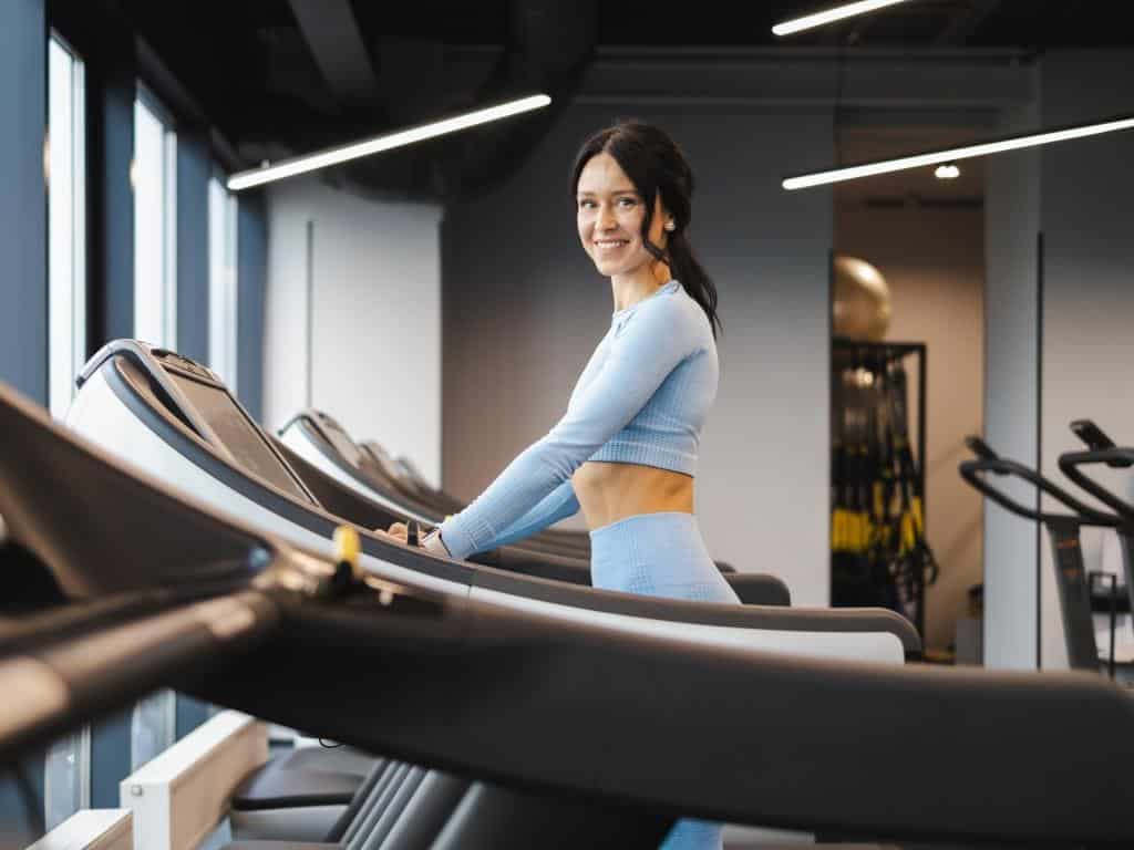 Fitnessstudios bieten in der Regel eine große Auswahl an Geräten, Maschinen und Kursen.