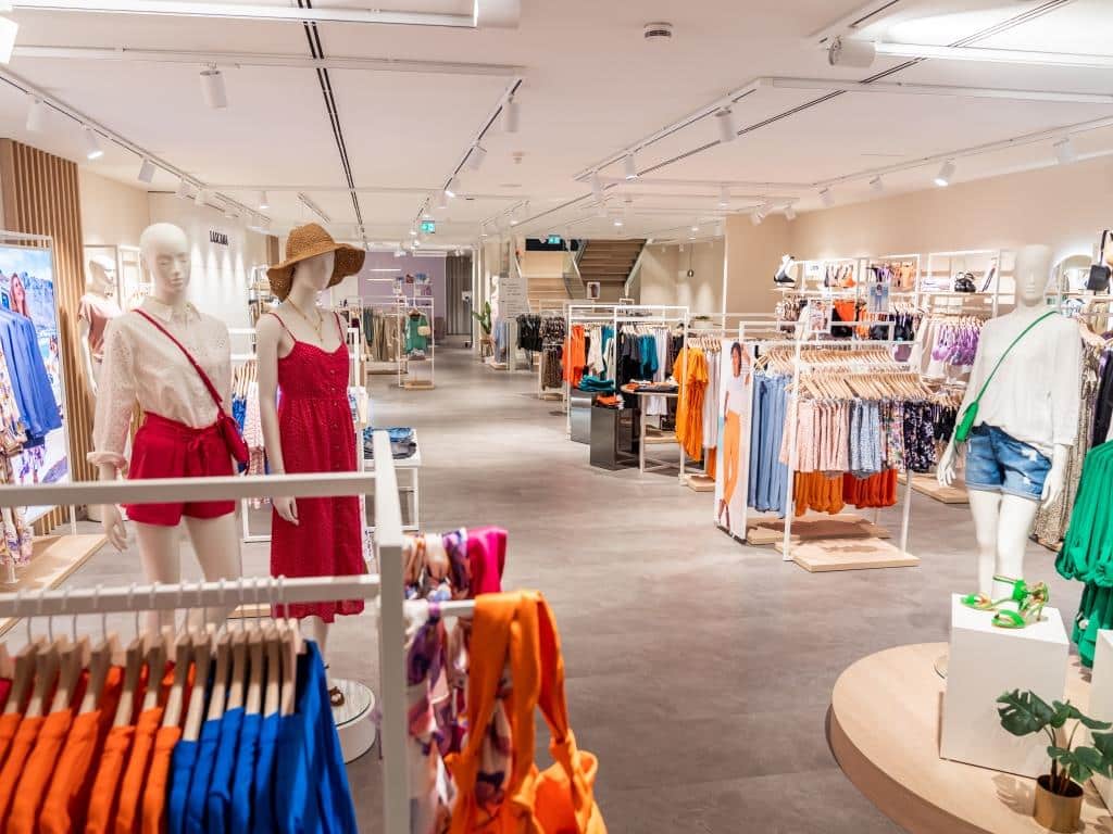 Auf rund 540 Quadratmetern Verkaufsfläche, verteilt auf zwei Etagen können Besucher in die feminine Mode-Welt des Modeunternehmens eintauchen.