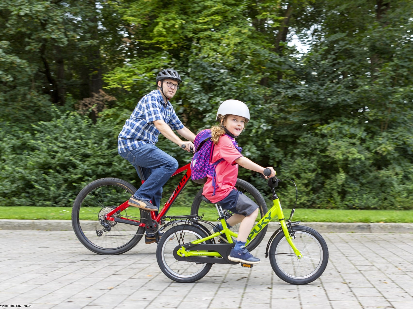 Diese zehn Übungen bieten eine vielseitige Möglichkeit, Kinder spielerisch auf den Schulweg per Fahrrad vorzubereiten und zu verbessern.