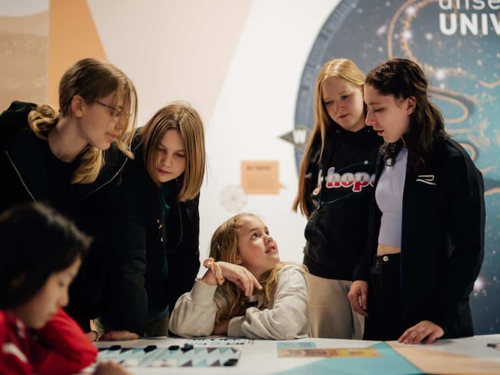 Die interaktive Ausstellung im Bauch des Schiffs bietet Wissenschaft zum Anfassen und Mitmachen. So erfahren die Besucherinnen und Besucher beispielsweise, wie Spiele astronomische Phänomene veranschaulichen.
