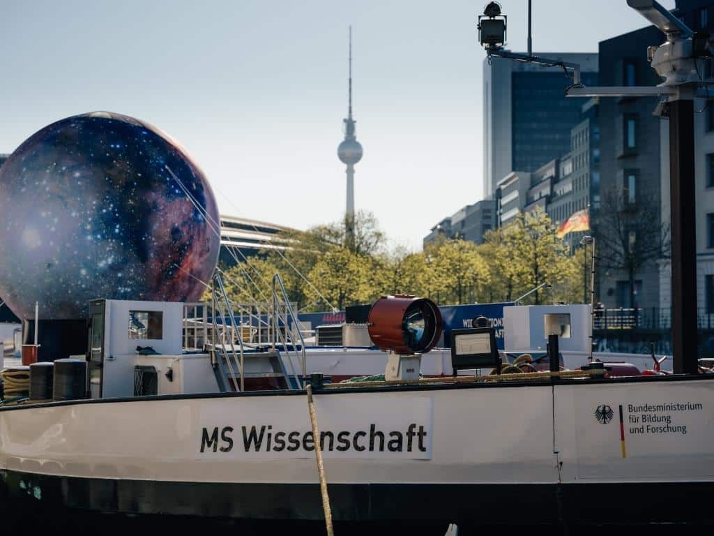 Am 9. Mai 2023 startete die MS Wissenschaft in Berlin ihre fast fünfmonatige Tour durch rund 30 Städte in Deutschland und Österreich.