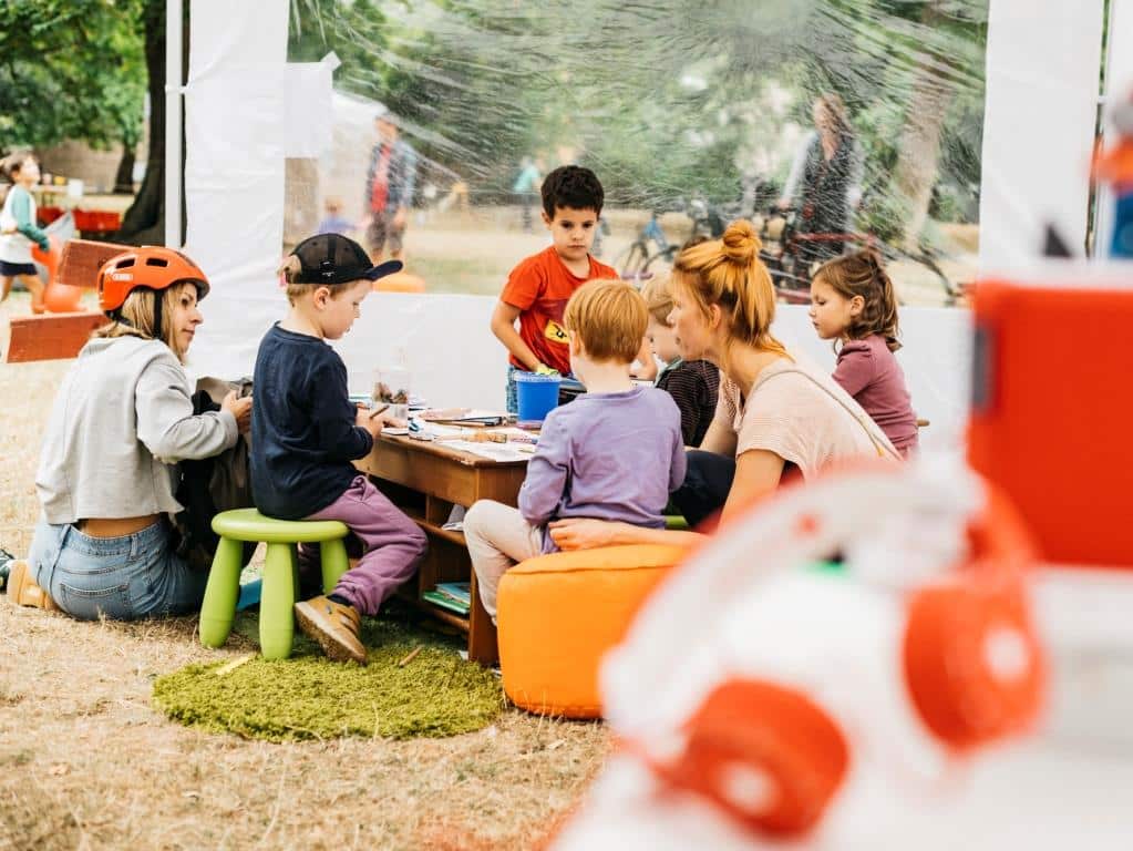 Im Kinder-Hörspiel-Zelt mit Hörspiel-Stationen und Kreativbereich dürfen die jungen Hörspiel-Fans das ganze Wochenende über selbst kreativ werden.