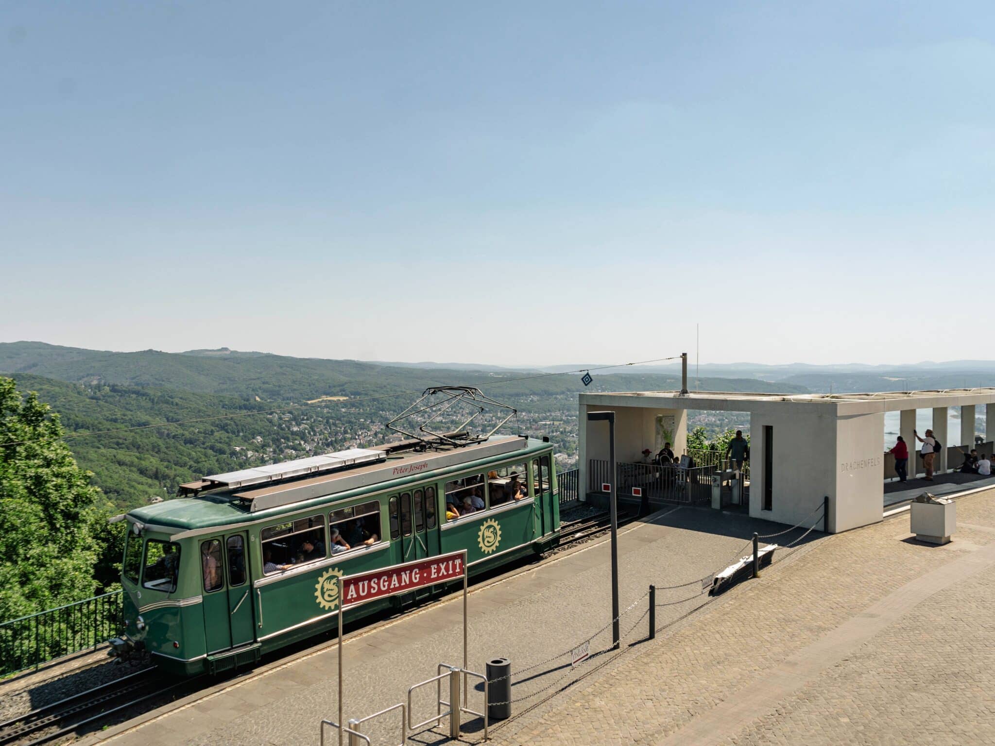 Mit höchster Ingenieurskunst begeistert die Drachenfelsbahn die Besucher aus aller Welt seit über 140 Jahren.