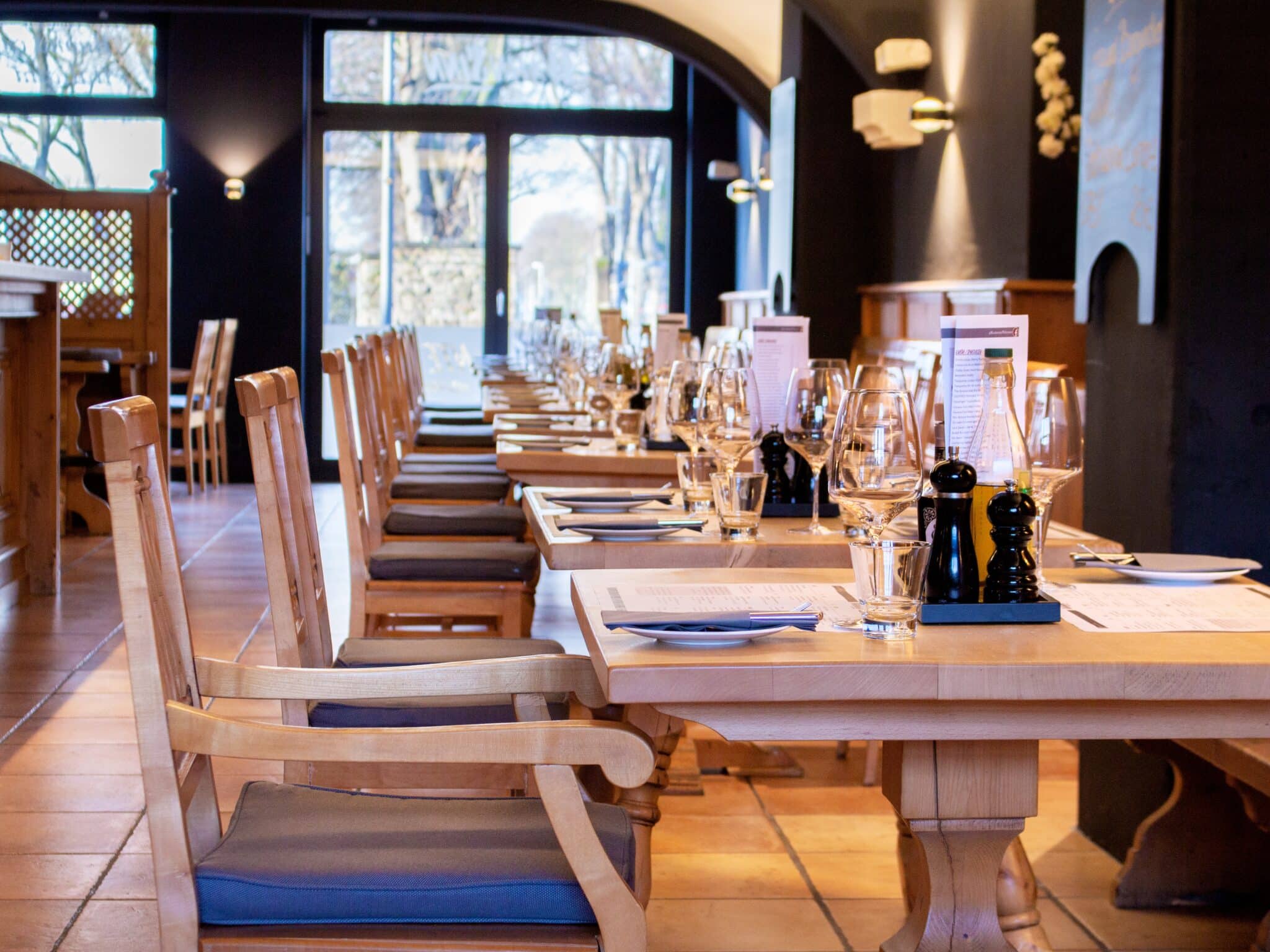 DIE STUBE verfügt über 70 Innenplätze und bei Schönwetter wird der Gast auch auf der Terrasse kulinarisch verwöhnt.