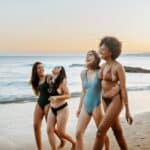 Schick und selbstbewusst am Strand: Tipps für Bademode und Accessoires