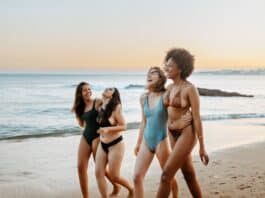 Schick und selbstbewusst am Strand: Tipps für Bademode und Accessoires